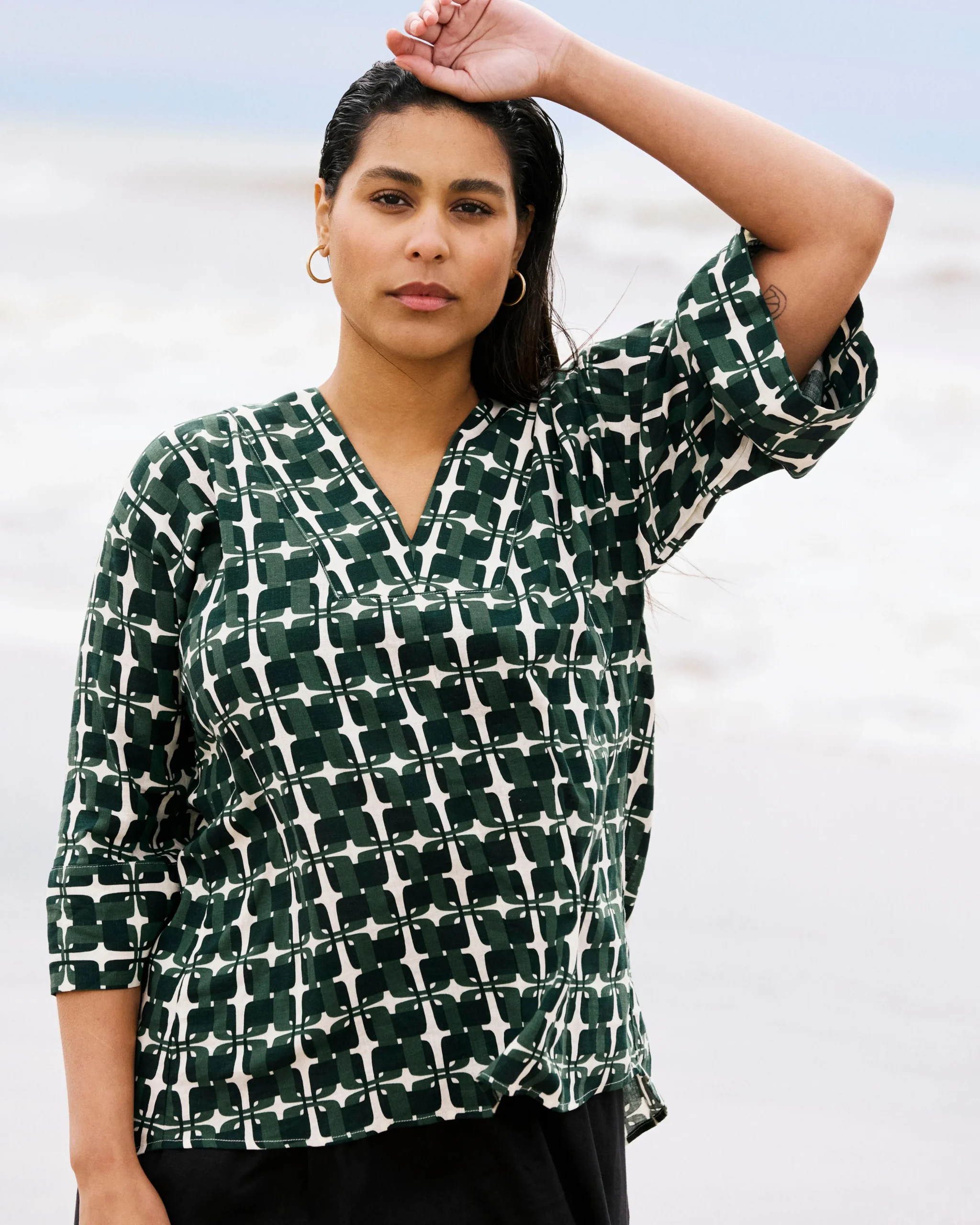 Elio V-Neck Linen Blend Top Green Trellis Print