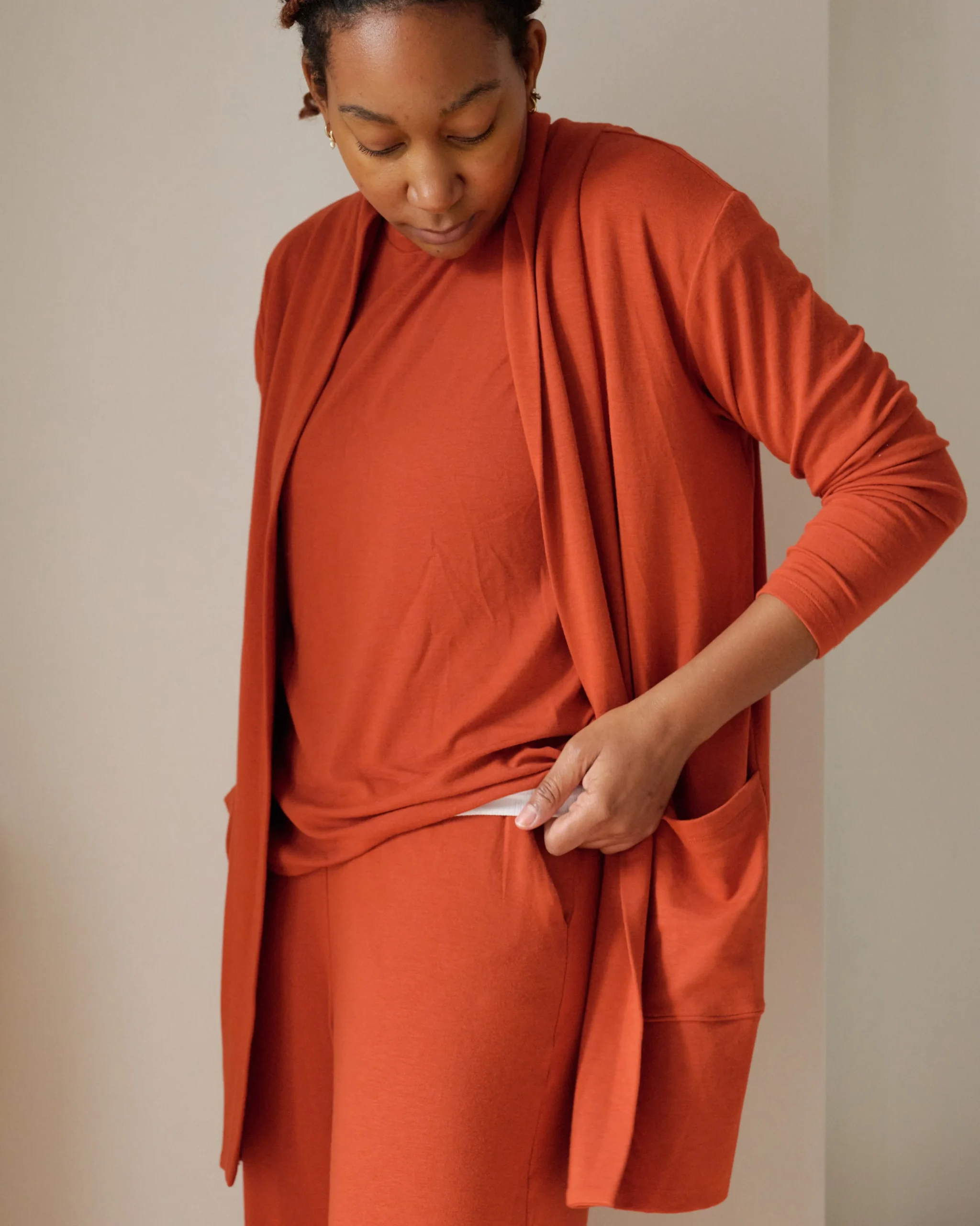 TravelKnit Minimalist Cardigan Warm Russet